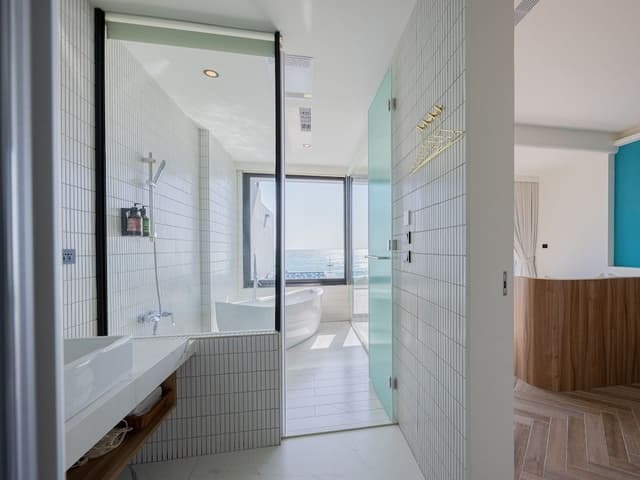 Deluxe Double Room, 1 King Bed, Bathtub, Sea View