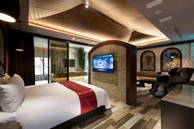 Luxury Room (Consecutive night 11 pm check-out required)