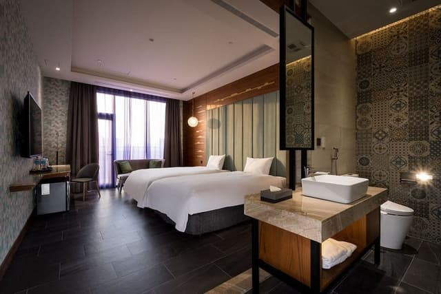 Business Suite (Consecutive night 11 pm check-out required)