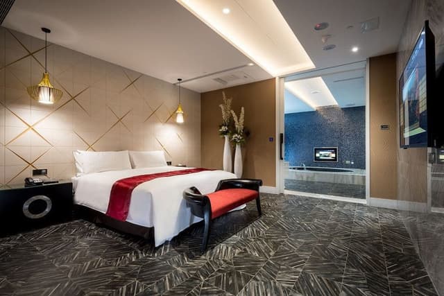 Party Suite (Consecutive night 11 pm check-out required)