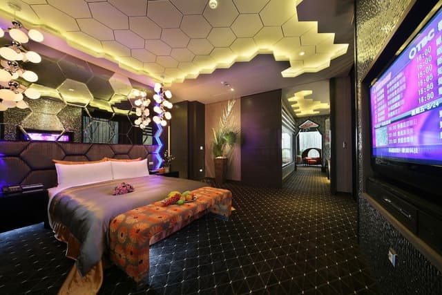 City Room (Love Landis) (Check in time: 08:00 P.M.)