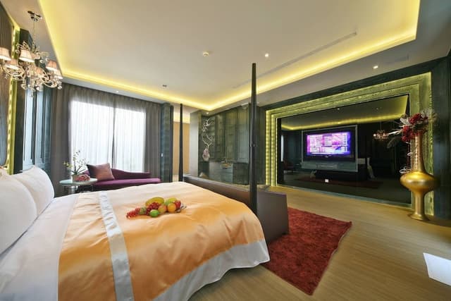 City Room (Love Landis) (Check in time: 08:00 P.M.)
