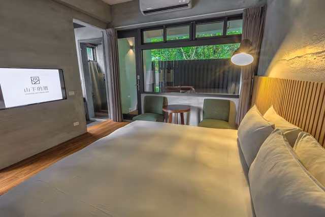 Double Room, 1 Queen Bed, Non Smoking, Mountain View