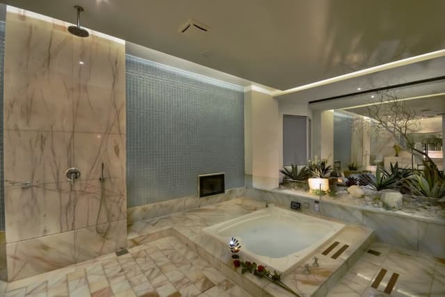 Romantic Family Room Check in 9 P.M.