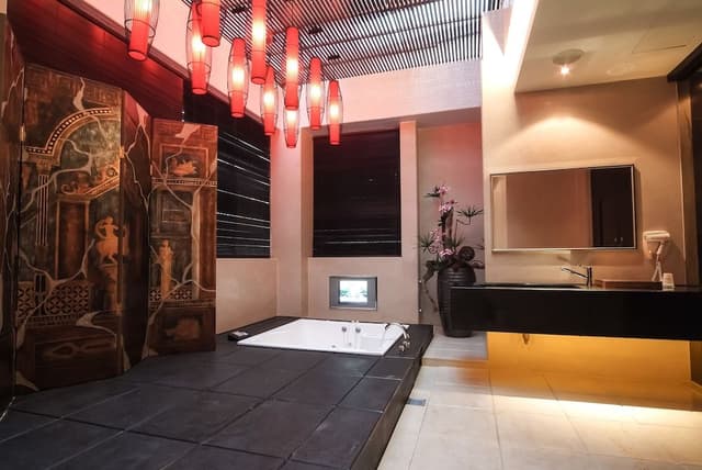 Romantic Family Room Check in 9 P.M.