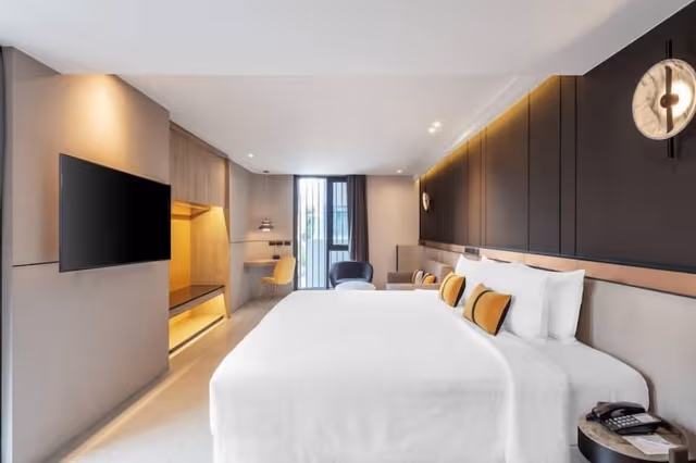 Deluxe Room, 1 King Bed, Non Smoking, Microwave (Dining Table)