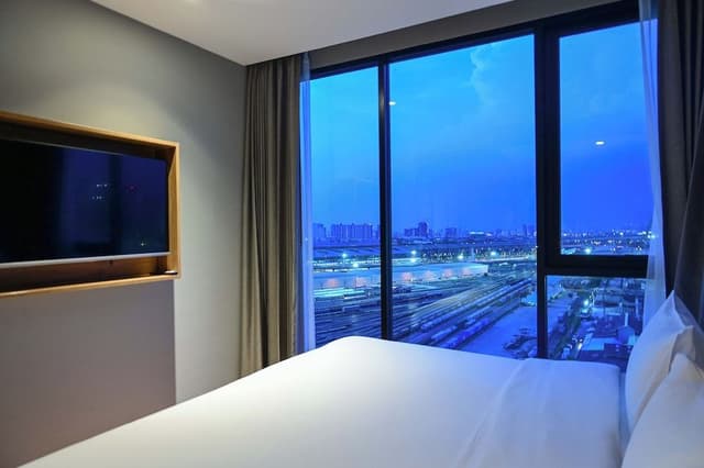 Junior Suite, 1 King Bed, Non Smoking, City View