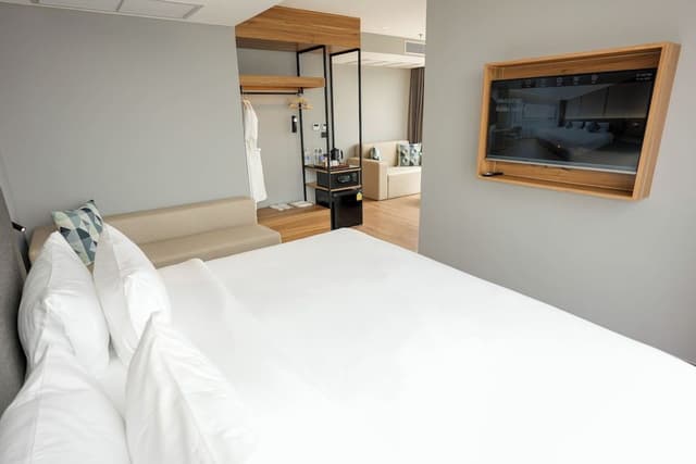 Junior Suite, 1 King Bed, Non Smoking, City View