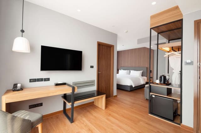 Junior Suite, 1 King Bed, Non Smoking, City View