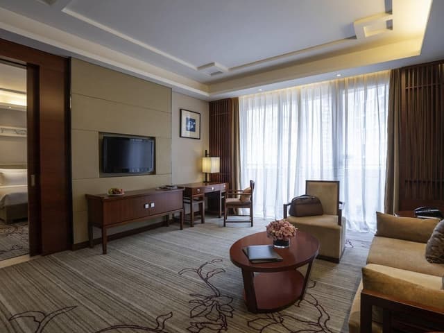 Deluxe Suite, 1 King Bed, Balcony