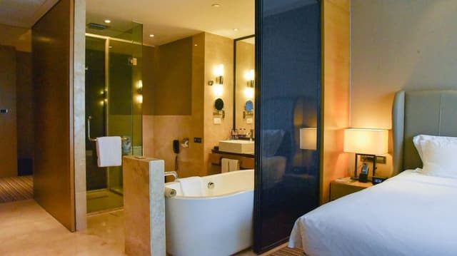 Deluxe Room, 1 King Bed, Balcony