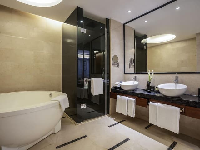 Deluxe Suite, 1 King Bed, Balcony