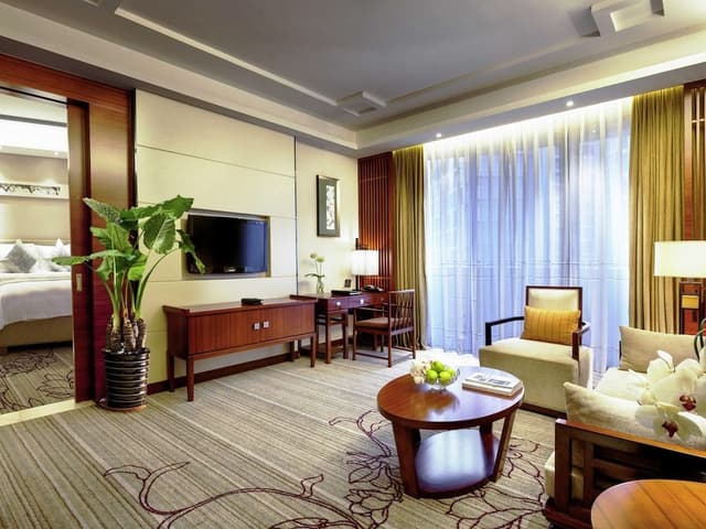 Deluxe Suite, 1 King Bed, Balcony