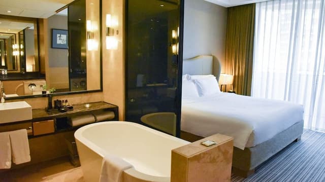 Deluxe Room, 1 King Bed, Balcony