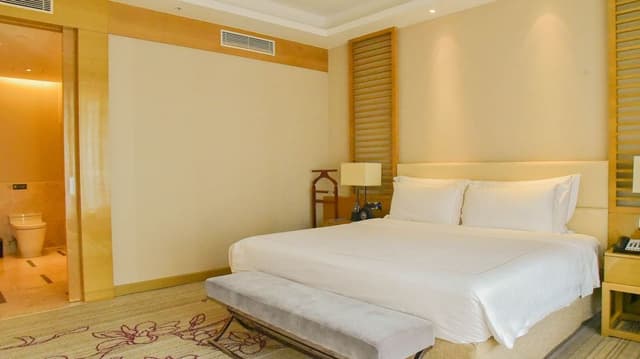 Deluxe Suite, 1 King Bed, Balcony