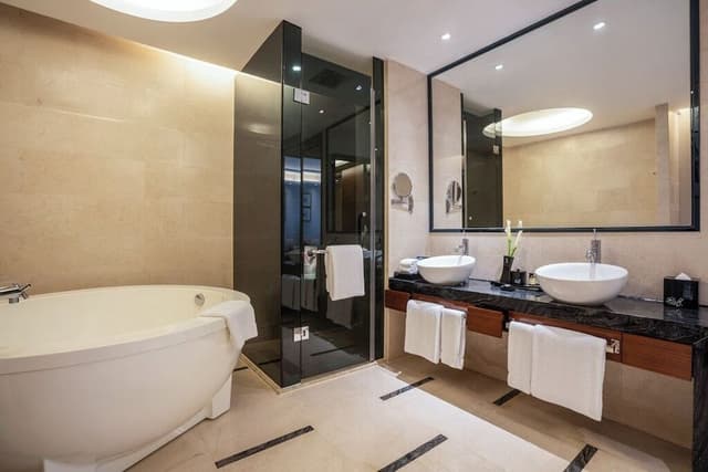 Deluxe Suite, 1 King Bed, Balcony
