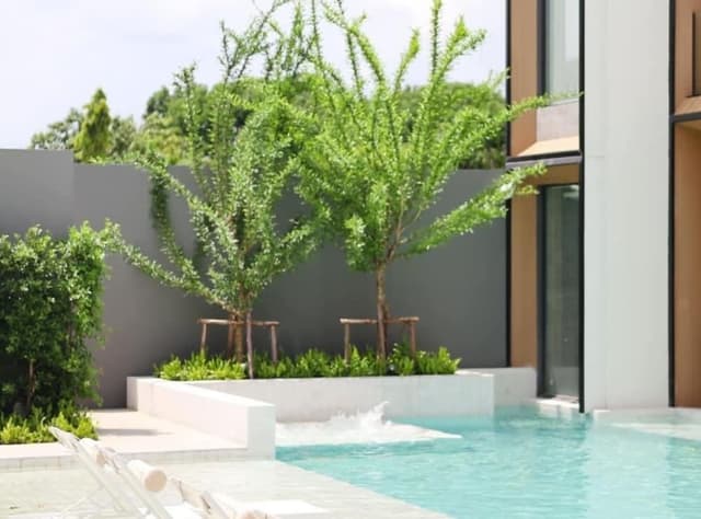 Grand Corner Pool View