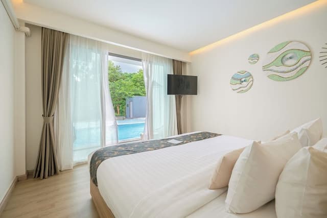 Deluxe Room, Pool View