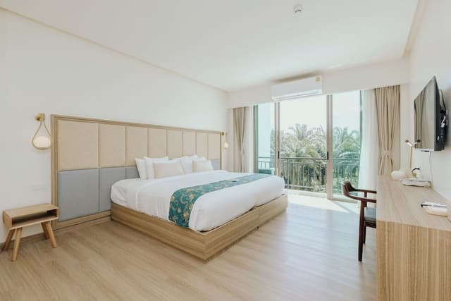 Superior Room, Pool View
