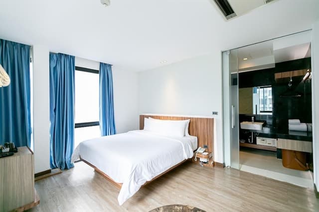 Deluxe Room, Corner