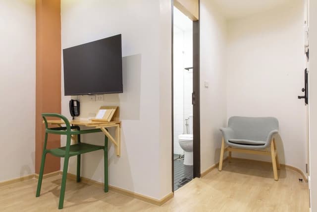 Basic Room, 1 King Bed, Non Smoking, Ensuite