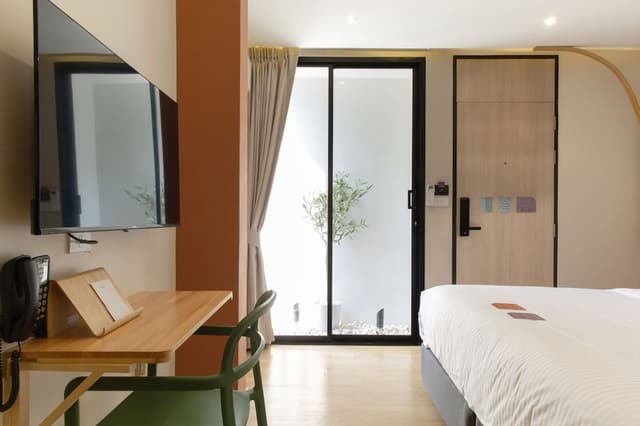 Basic Room, 1 King Bed, Non Smoking, Ensuite