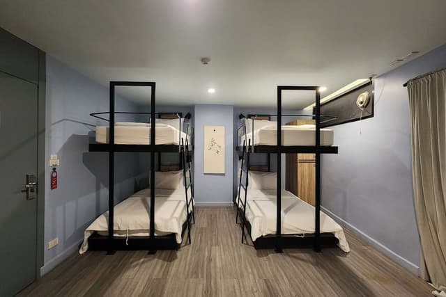 Family Room with 4 bed with Private Bath