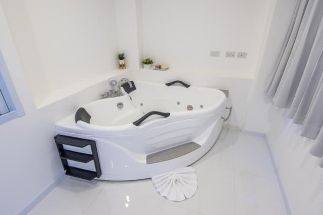 1 King 1 Bedroom Whirlpool Suite