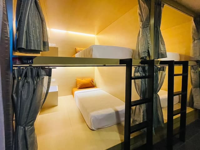 4 bunk bed mixed dorm room