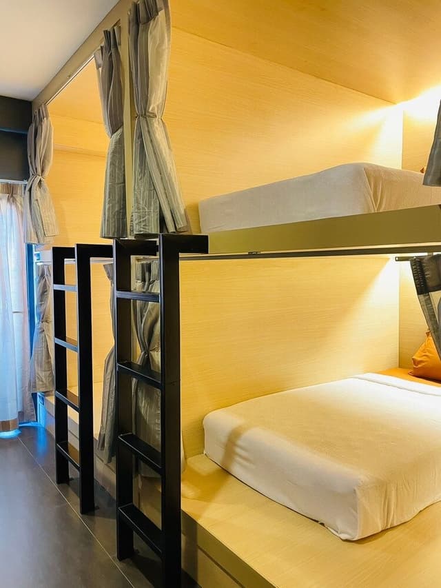 4 bunk bed mixed dorm room