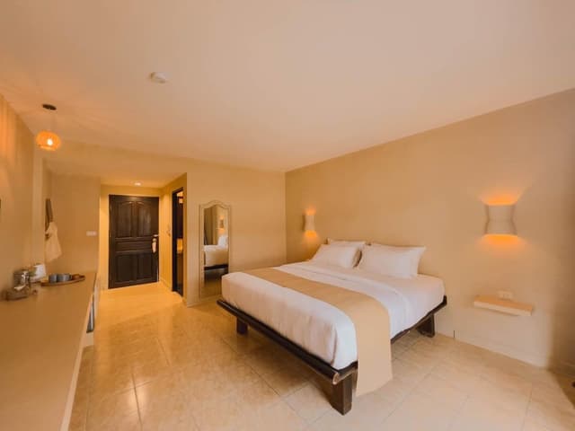 Deluxe Room, 1 King Bed, Garden View