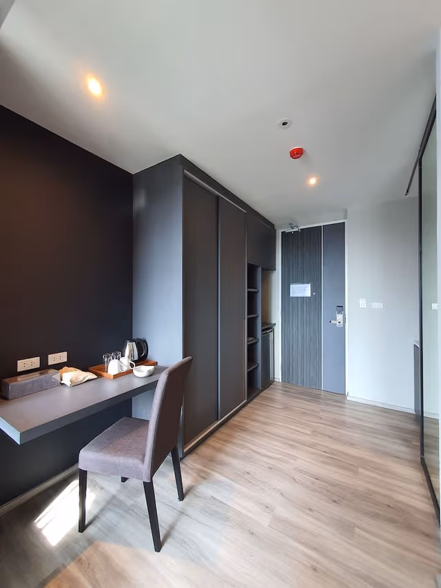 Deluxe Room (King Bed)