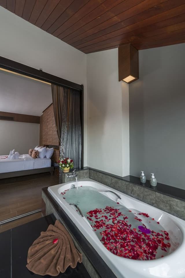 Honeymoon Suite