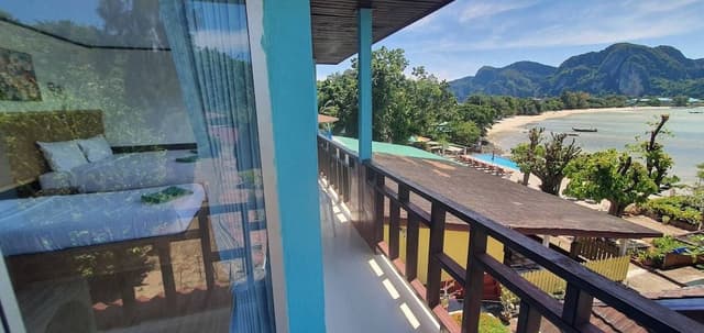 V-Room, Seaview