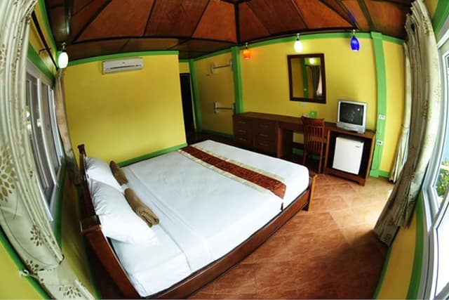 Deluxe Bungalow (2nd Row)