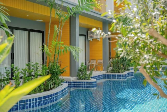Grand Room, 1 King Bed, Pool Access (Deluxe)