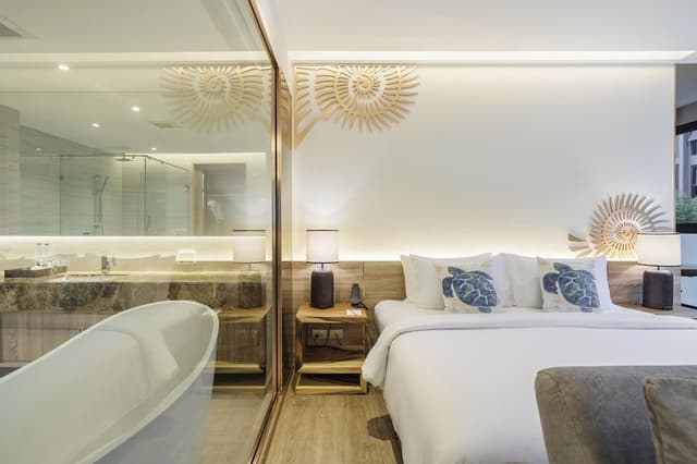 Deluxe Room, 1 King Bed, Pool View