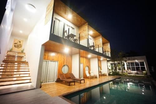 Queen Pool View
