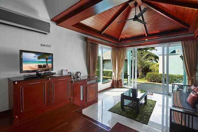 Superior Villa, Poolside