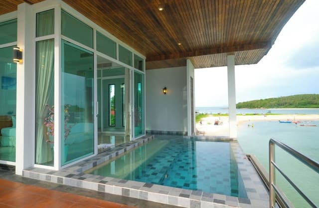 Beachfront Pool Suit