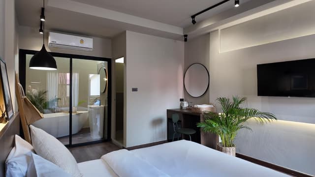 Standard Room with Bathtub