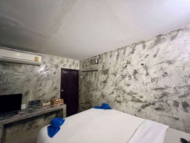 Basic Room, 1 Queen Bed
