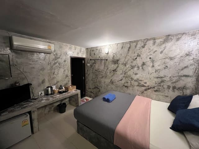Basic Room, 1 Queen Bed