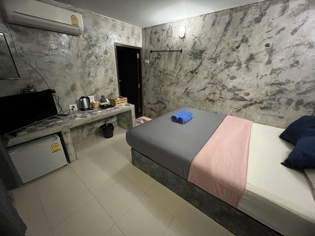 Basic Room, 1 Queen Bed