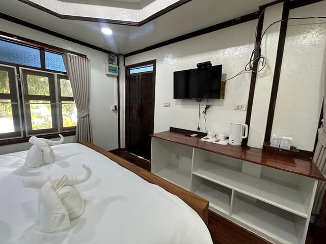Signature Accessible Garden View 1 King Bed