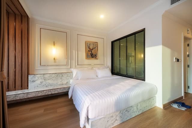 Deluxe King with Bathtub