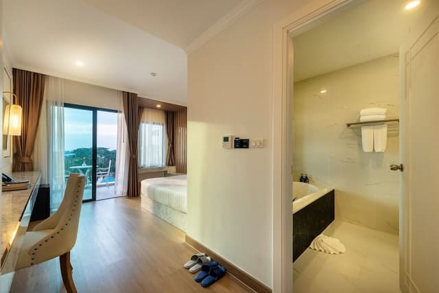 Deluxe King with Bathtub