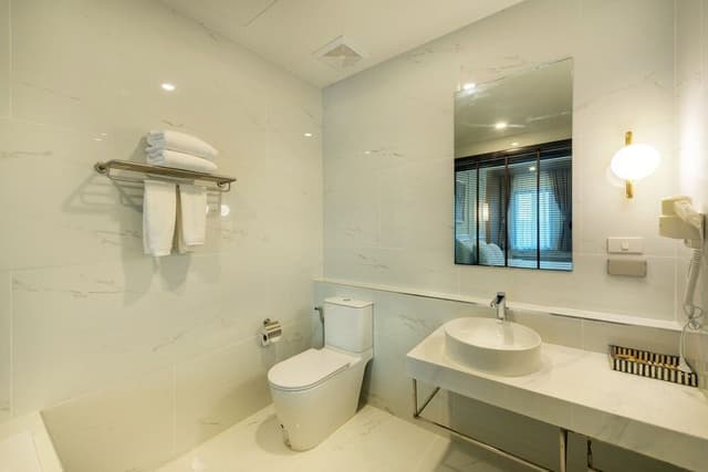 Deluxe King with Bathtub