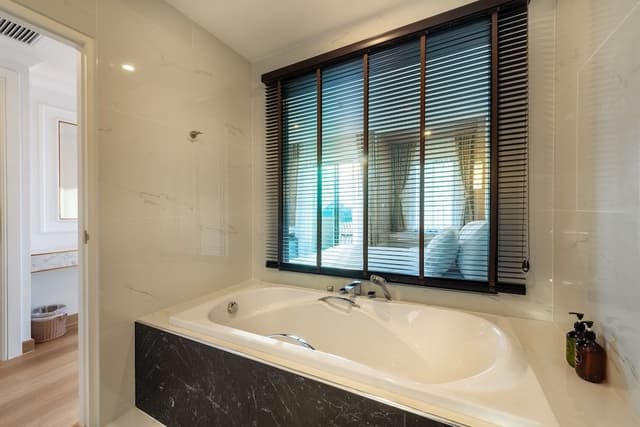 Deluxe King with Bathtub