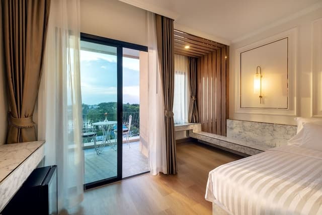 Deluxe King with Bathtub